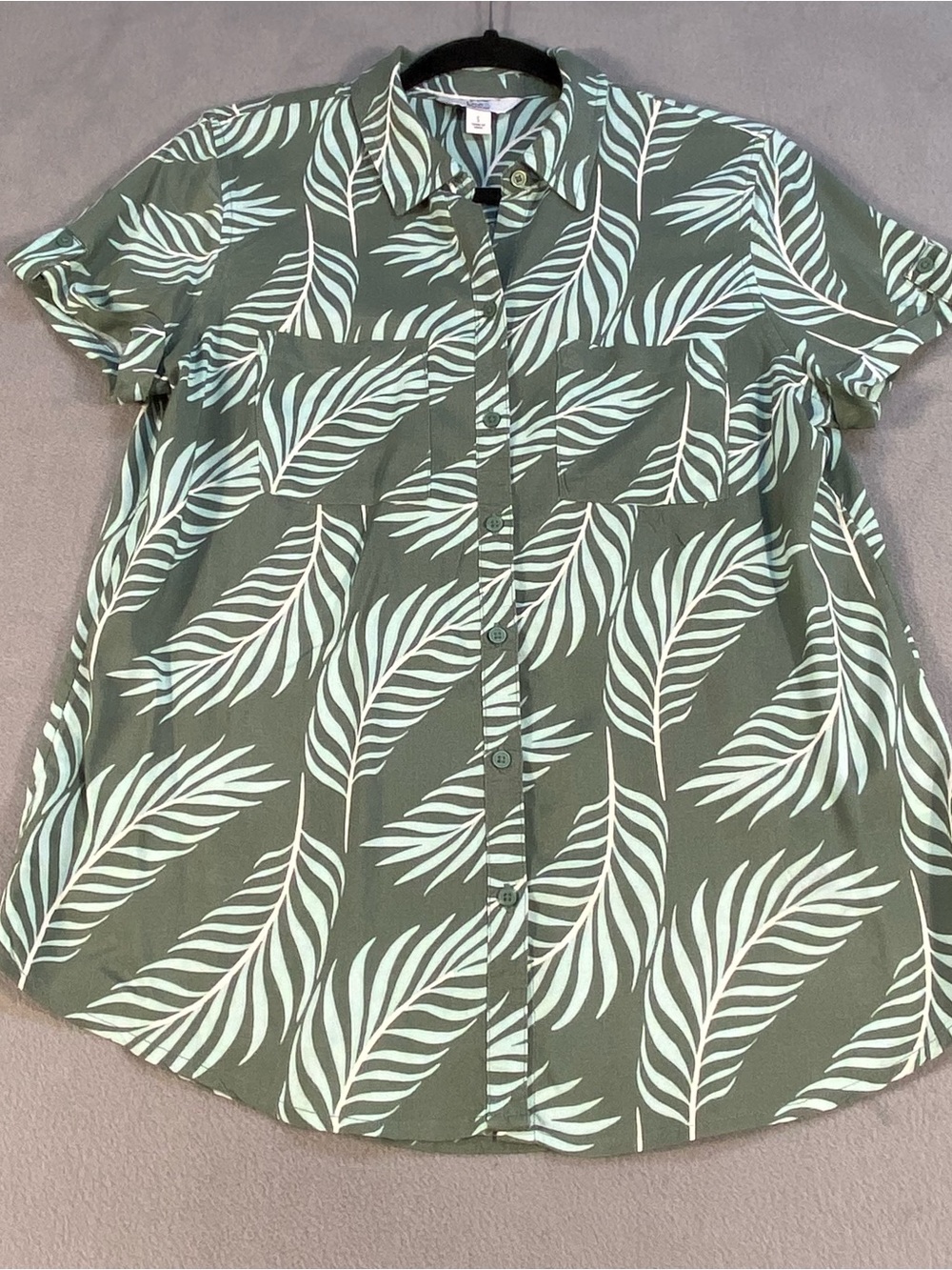 Croft & Barrow women’s green Leaf Print short sleeve button up Blouse, size S